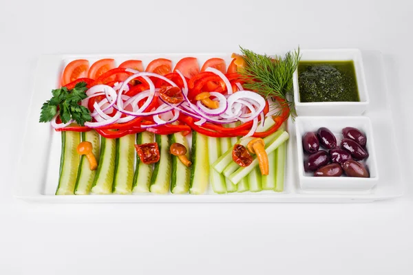 Çeşitli sebze dilimlenmiş salatalık, domates, biber, soğan ile