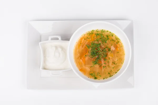 Sopa de repolho russo com molho em fundo tigela branca — Fotografia de Stock