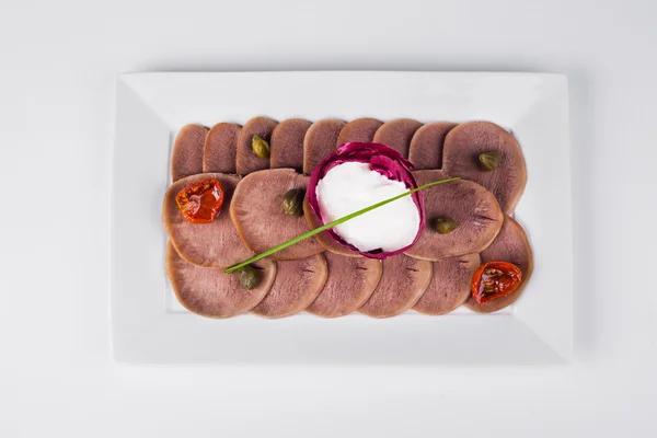 Lengua de res con rábano picante y tomates fritos en plato blanco b — Foto de Stock