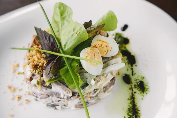 Salada de alface de ovo fervida e carne em prato branco — Fotografia de Stock