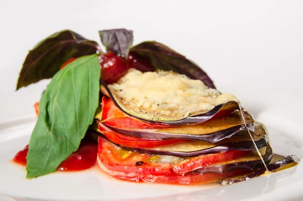 Stekt skivad aubergine med chilisås och örter på vit platta — Stockfoto