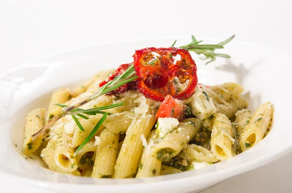 Penne makarna peyniri beyaz peynir, ıspanak, pesto ve kurutulmuş tomat ile