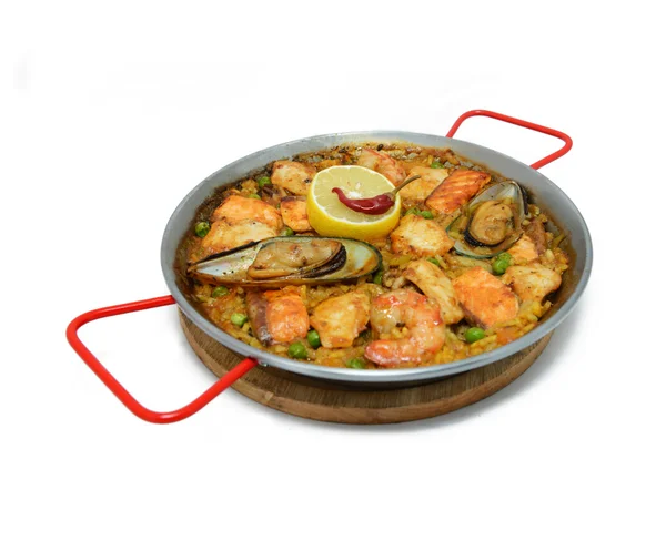 Platos calientes de mariscos con almejas, camarones, pescado y limón en blanco b — Foto de Stock