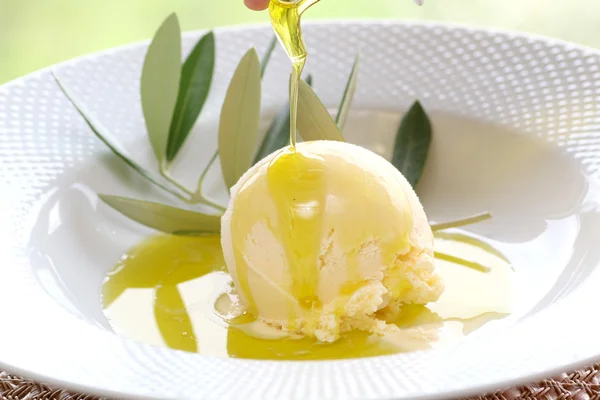 Beyaz plaka üzerinde vanilla Ice için üzerinde limon zeytin yağı