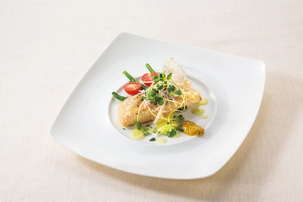 Posshe Bonito estilo salmón sobre fondo de plato blanco — Foto de Stock