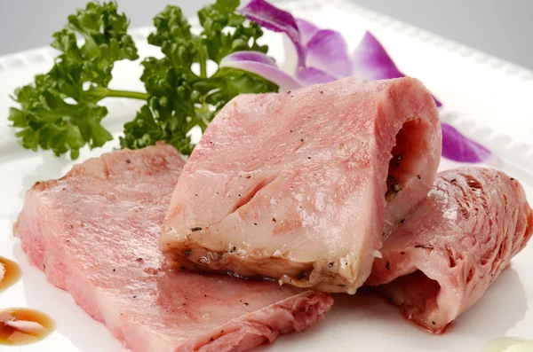 Carne asada fresca en plato blanco con hierbas en el restaurante — Foto de Stock