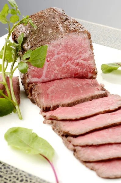 Roast beef of charm and character on white plate — Stock Photo, Image