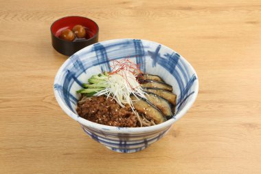 Bitmiş sirke ve zeytinyağı içinde büyüsü ile birlikte 