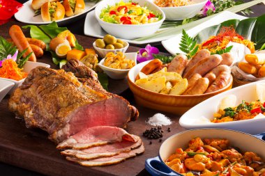 Tablo yiyecek ızgara et, sosis, makarna, kızarmış domates ile