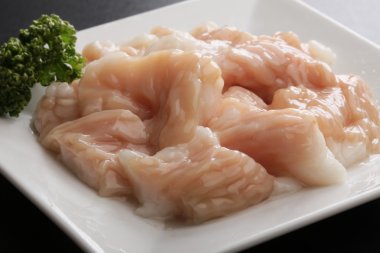 Taze çiğ Wagyu beef mide hormon beyaz tabakta