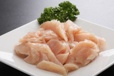 Taze çiğ Mino mide et beyaz tabakta otlar ile yukarıda