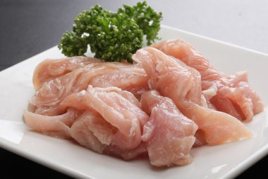 Taze çiğ Tonmino domuz eti beyaz tabakta kimyon otlar ile