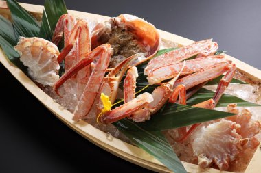 Kırmızı Echizen Kral Yengeç bacaklar ile buzun üstünde ahşap tekne trayd