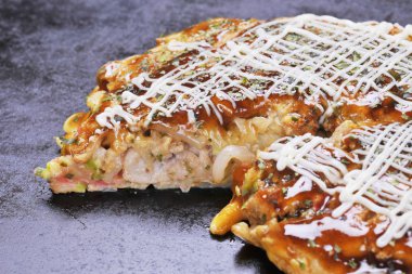 Geleneksel Japon okonomiyaki gözleme sıcak siyah Pan