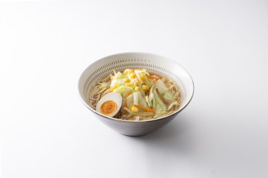 Yumurta, lahana, erişte ile Japon Koishiwara ızgara ramen kase