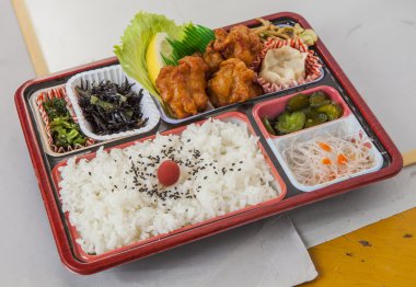 Kızarmış tempura, biber ve düz ri ile soluk kızarmış tavuk öğle yemeği