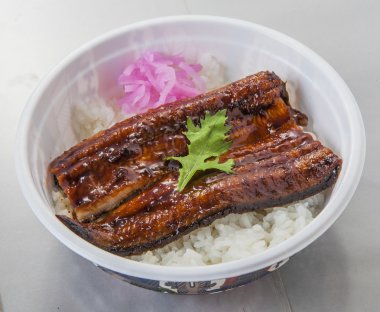 Beyaz arka plan üzerinde Japon kase düz pirinç ile Kızarmış Eel