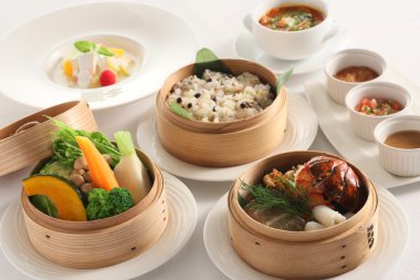 Buğulanmış kabak, turp, mu ile geleneksel Japon yemek masası