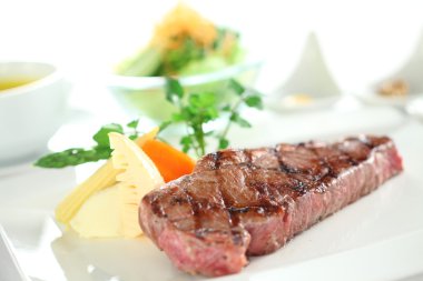 Bambu sürgünler, kuşkonmaz ve beyaz pl otlar ile Kavrulmuş sığır eti