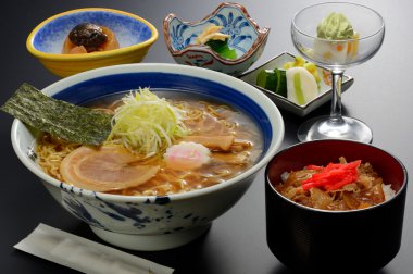 Geleneksel Japon anlık noodle ile deniz yosunu, tempura, pirinç 