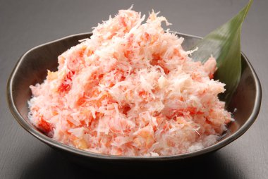 Büyük siyah kapta kalan yeşil yaprak ile gevşetti kırmızı kar Yengeç