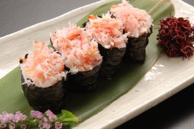 Kırmızı kar Yengeç Restoranda yaprak yeşil tepsi kimbap gevşetti