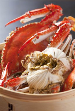 Haşlanmış Takezaki Kırmızı yengeç içinde Asya ahşap tepsi