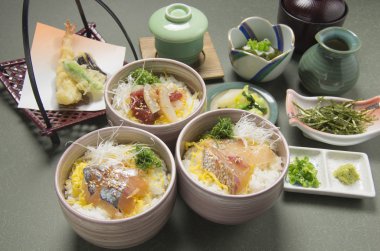 Pirinç tempura ile deniz ürünleri yemek, fermente turp, wasabi ve sar