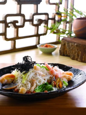 Kızarmış karides ve pirinç erişte ile istiridye, siyah pl marul