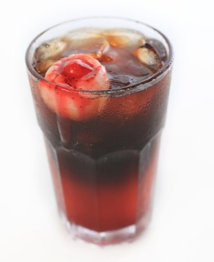 Beyaz arkasında gözlü iksir suyu kokteyl cam buz ile korkutmak