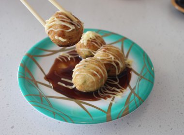 Küçük derin kızarmış topları Takoyaki, doldurulmuş ahtapot, turşu g