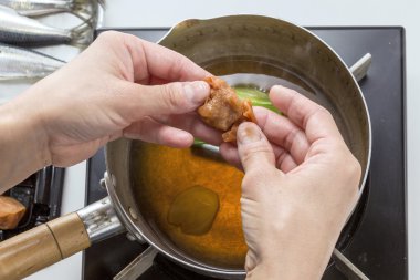 Mutfakta yemek için fermente Çince elma hazırlanıyor