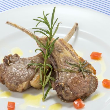 Kavrulmuş Domuz pirzola kaburga wh üzerinde rosemarry ve domates soslu