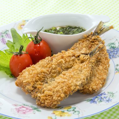 Kızarmış Balık tempura soğan sos ve taze domates o ile tedavi