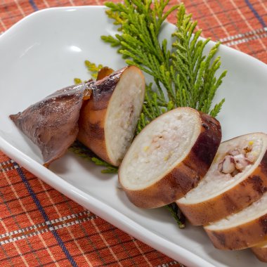 İnci üzerinde beyaz tabakta, et ve pilav kızarmış kalamar rulo dilimlenmiş