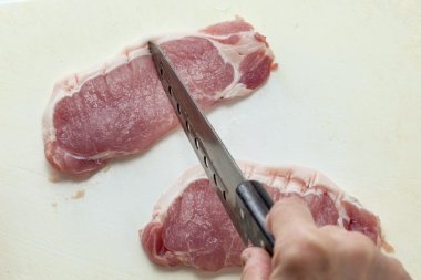 Mutfakta bıçakla taze çiğ et kesme