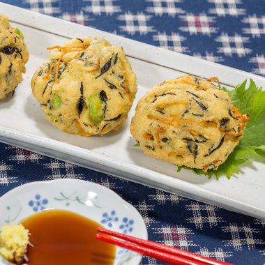 Kızarmış tempura topu masada soyal sos ile