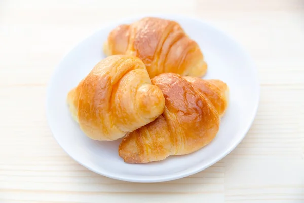 Pane di croissant su piatto bianco in ristorante — Foto Stock