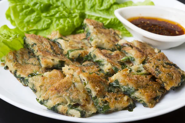 Leek shrinkage with lettuce and sauce on white platter — Stock Photo, Image