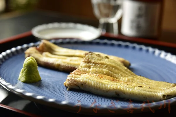小敬之碗烤和享受在日本 r 鳗鲡鱼片 — 图库照片