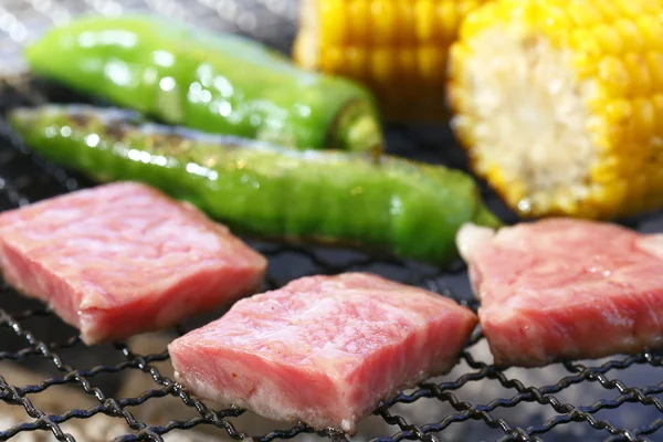 Griller la viande de porc en cubes avec du chili vert et du maïs sur du charco chaud — Photo
