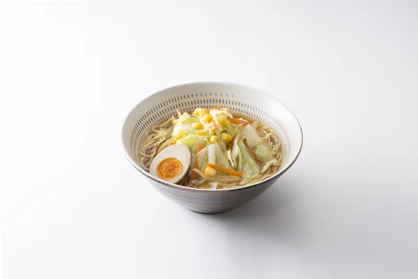 Japán koishiwara grillezett ramen tál tojással, káposztával, tészta — Stock Fotó