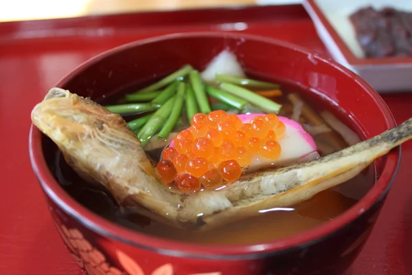 Рыбный суп, так называемый Сендай Зони, взят в запечённом гоби, рисовый торт , — стоковое фото