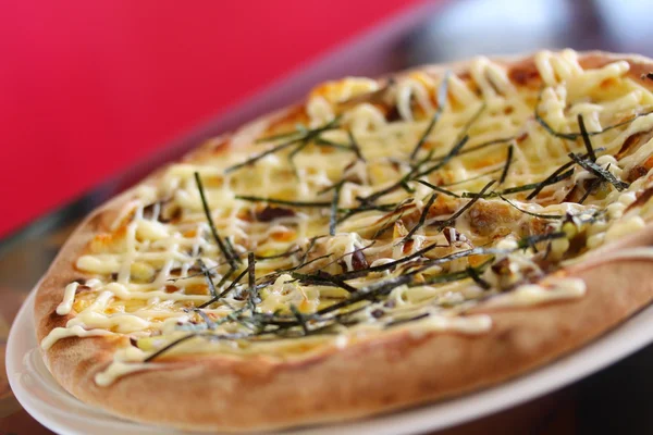 Teriyaki Chikinpiza o pollo giapponese Pizza su piatto bianco — Foto Stock