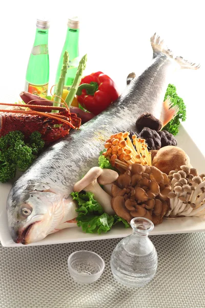新鲜的全鲑鱼与蘑菇，花椰菜，辣椒和油在套件 — 图库照片
