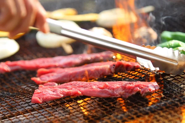 レストランで熱い炭で赤い新鮮な牛肉を焼く — ストック写真