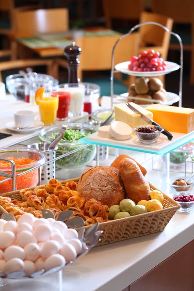 Superfrühstücksbuffet mit Brot, Ei, Kuchen, Saft, Speck und Käse — Stockfoto