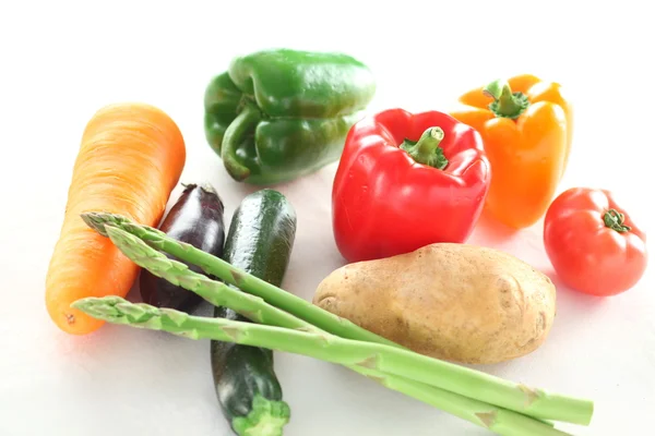 Verdure fresche crude con asparagi, carote, peperoncino, patate, ad esempio — Foto Stock