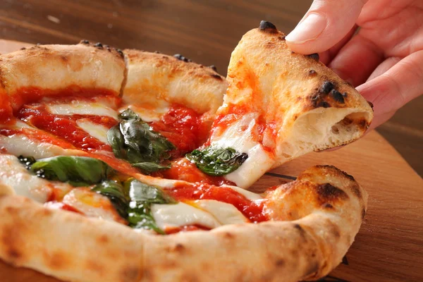 Smażona pizza z gorącym sosem chili i pomidory na drewnianym stole — Zdjęcie stockowe