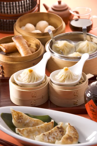 Restoranda beyaz çanak Çin Dim Sum karides köfte